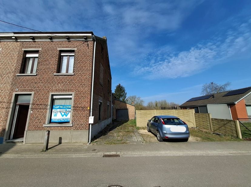 Cette maison avec une surface habitable de 176m² est située dans un environnement calme.&lt;br /&gt;
Au rez-de-chaussée, vous trouverez un hall d&#039;entrée, un