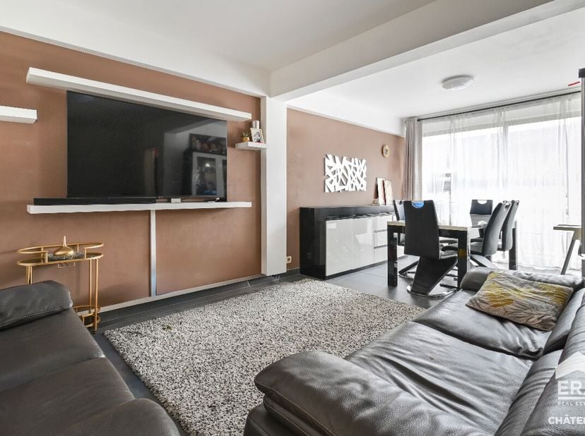 ERA CHATELAIN vous propose ce bel appartement idéalement situé derrière la Place Communale de Schaerbeek, dans une à proximité immédiate des commerces