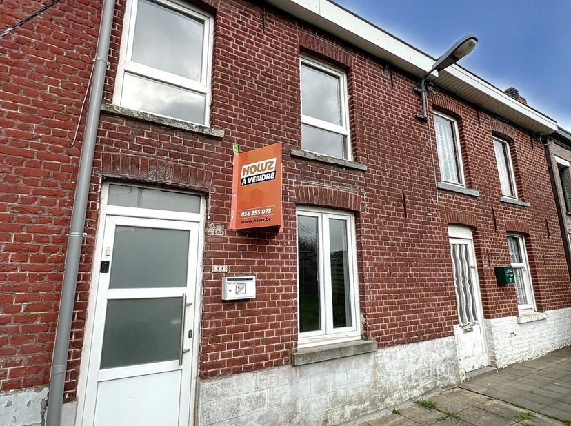 Idéalement située, cette maison rénovée allie confort moderne et potentiel daménagement. Avec ses espaces lumineux, son grenier aménageable et son agr