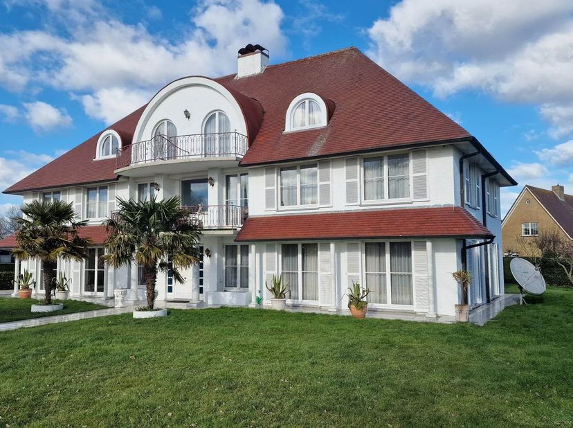 Appartement de luxe dans belle villa avec jardin et garage avec 3 à 4 chambres&lt;br /&gt;
&lt;br /&gt;
Appartement duplex très spacieux dans une belle villa de c