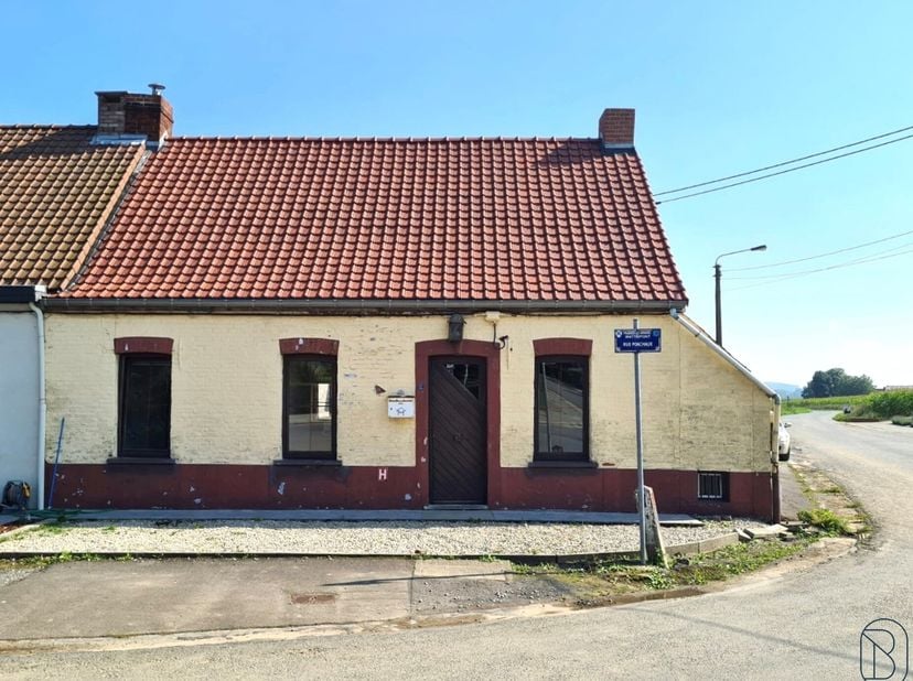 INVESTISSEMENT IDÉAL: Maison située au centre avec 2 chambres et TERRASSE. NOUVEAU TOIT et velux ! DISPOSITION: entrée, séjour spacieux et cosy avec p