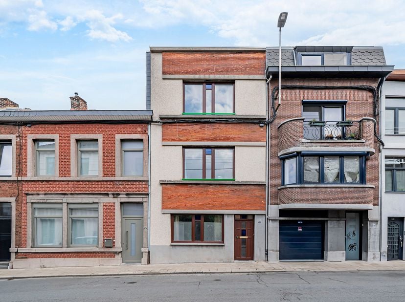 Ontdek deze charmante rijwoning, ideaal gelegen in het hart van Grivegnée. Geniet van een praktisch leven dankzij de directe nabijheid van bushaltes e