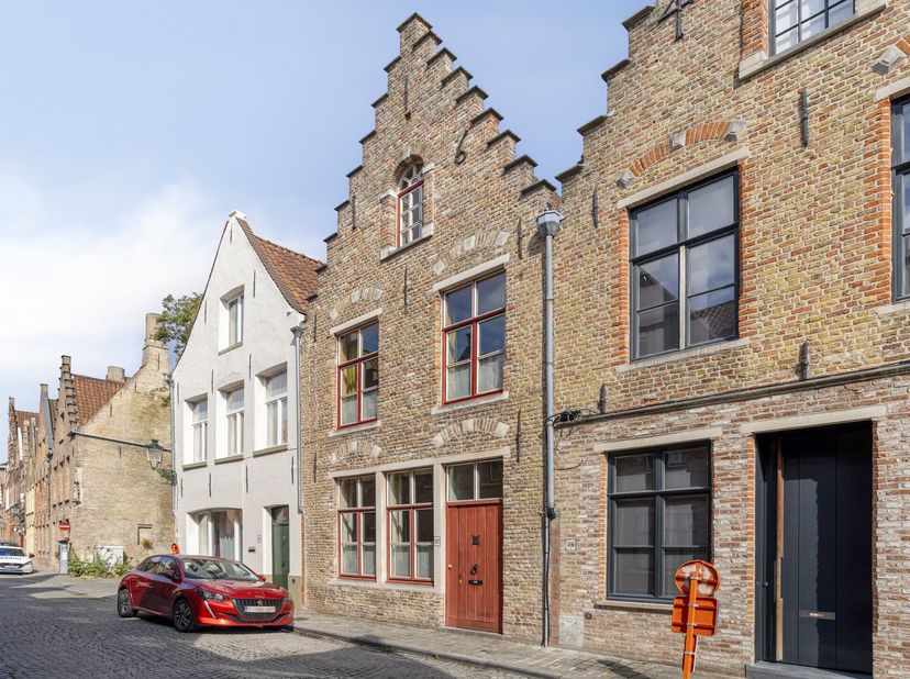 Découvrez cette maison unique à vendre dans la ville animée de Bruges, en particulier dans le quartier populaire de Sainte-Anne. Cette propriété offre