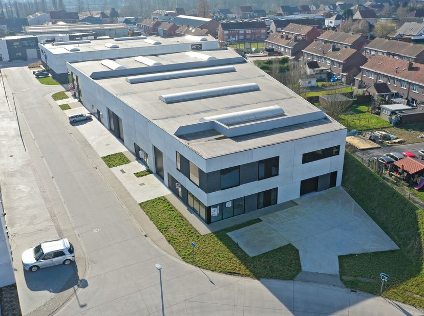 Nieuwbouw KMO-unit met een oppervlakte van 539 m² op een perceel van 780 m² te koop.&lt;br /&gt;
Vlot bereikbaar dankzij de ligging op amper +/- 3 km van de