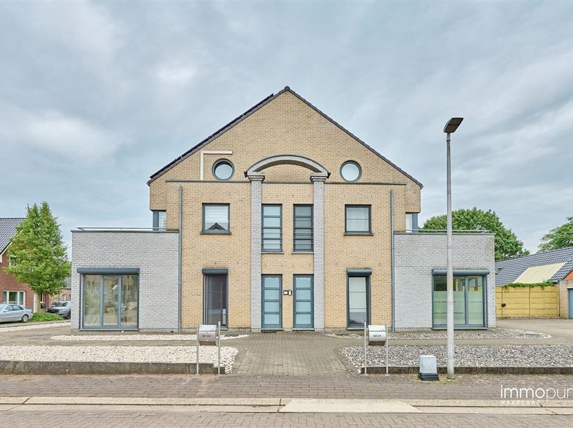 Mooi, instapklaar duplex appartement met 2 slaapkamers en een groot zonnig terras. Het appartement is gelegen net buiten de stadskern van Hamont, op w