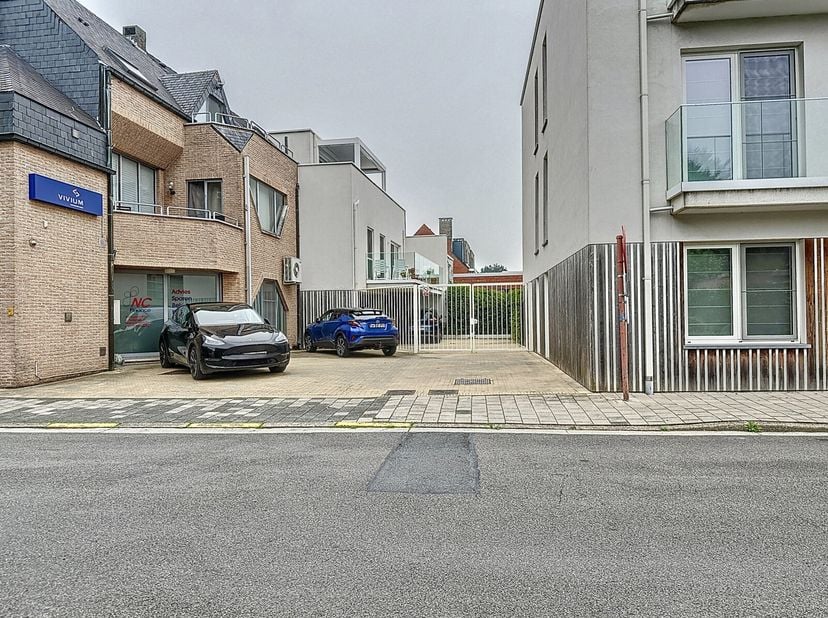 Op wandelafstand van centrum Aartselaar zijn er twee bovengrondse parkeerplaatsen achter een poort.&lt;br /&gt;
Ideaal voor de wagen veilig te parkeren buit