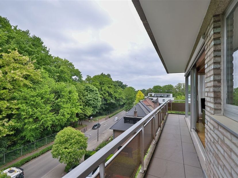 Op een uitstekende locatie in Mortsel, vinden we dit ruim en verzorgd 3-slpk hoekappt met garagebox, 3 terrassen en unieke parktuin! Winkels en OV zij