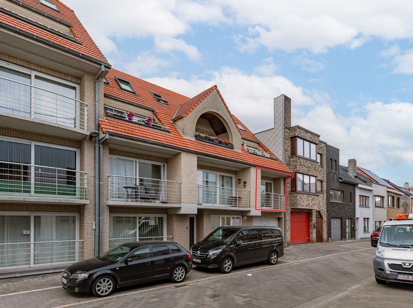 In een residentiële buurt van Oostende bevindt zich dit instapklare en lichtrijke appartement, gelegen in een goed onderhouden complex van 2004. U woo