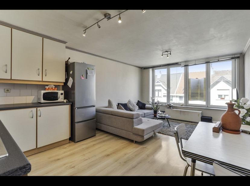 Ce spacieux appartement en duplex avec deux chambre á couchage est situé près de Ninove Centre. De plus, également à distance de marche de l&#039;école, du