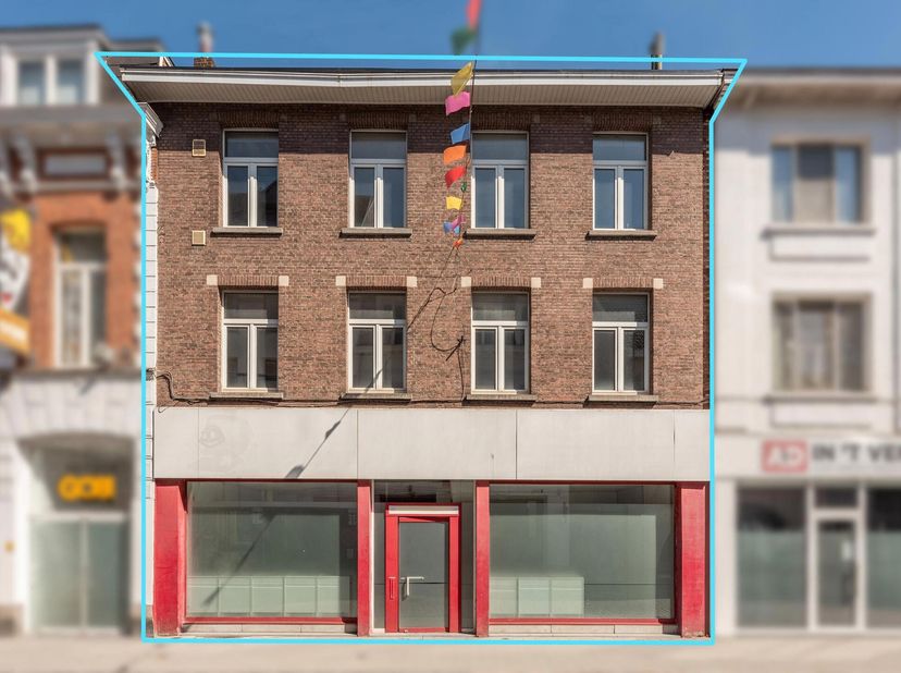 Te renoveren handelswoning / projectgrond op een grondstuk van 157m², op enkele wandelpassen van de Turnhoutse Grote Markt. Het eigendom bestaat momen
