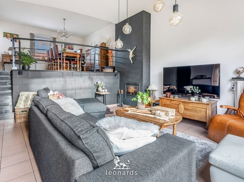 Deze halfopenwoning in de Kortrijksestraat te Kuurne biedt een aangename leefomgeving met veel ruimte en lichtinval. De leefruimte krijgt dankzij de g