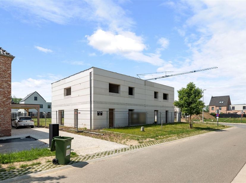 Ligging &lt;br /&gt;
In Alken vinden we langs de Koolmeeslaan deze ruwbouwwoning terug. Het centrum van Alken bevindt zich op slechts enkele minuten waardoo