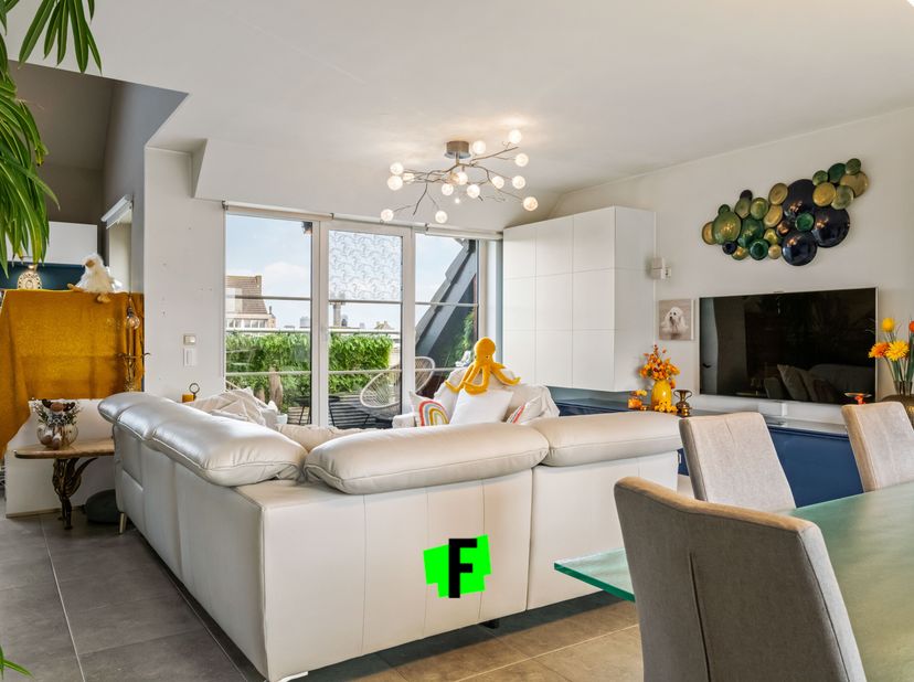 Appartement duplex magnifique dans la rue Wagenmakersstraat, situé à la frontière des charmants quartiers de Stene et Mariakerke. Cet appartement uniq