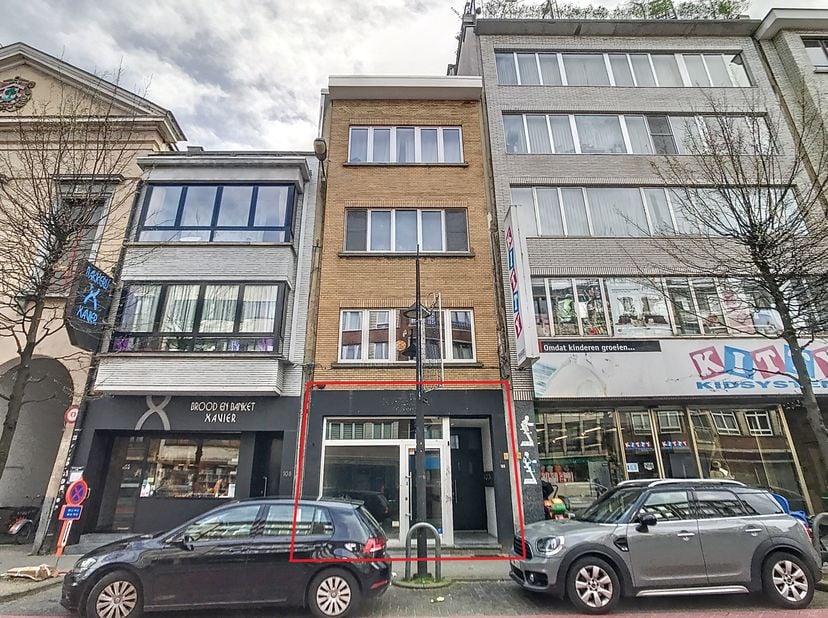 Espace commercial à vendre dans un emplacement privilégié avec de nombreux passages. Le bâtiment commercial d&#039;un étage est situé sur la très fréquenté