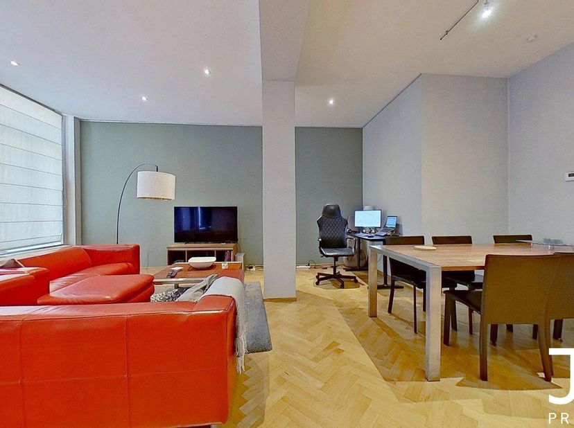 A deux pas de l&#039;Avenue Louise, proche de nombreux commerces et transports en commun, J&amp;J Properties vous propose ce magnifique appartement meublé de 1