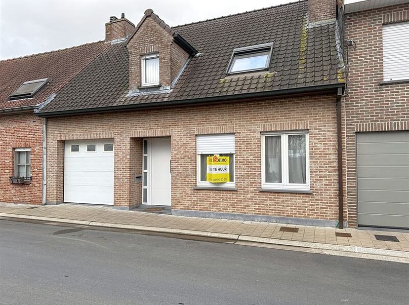 Prachtige woning met rustige ligging te Moorslede. &lt;br /&gt;
De indeling is als volgt: &lt;br /&gt;
- Inkomhal met apart toilet en toegang naar het bovenverdie