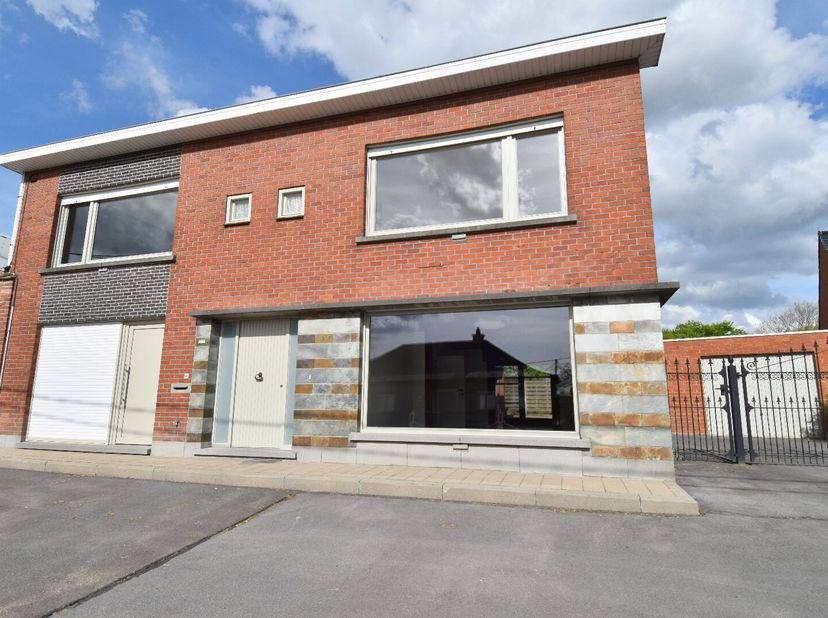 Deze halfopen bebouwing in Ledegem beschikt over 4 ruime slaapkamers, waardoor het perfect is voor een gezin. Daarnaast is er een garage en een oprit
