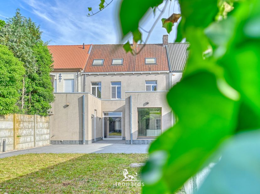 Deze instapklare en verrassend ruime burgerwoning in Bissegem combineert licht, leefruimte en praktisch comfort op een slimme manier.Binnen geniet je
