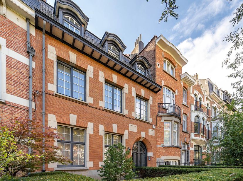 In de onmiddellijke nabijheid van Montgomery en de Europese instellingen, triplex appartement met een oppervlakte van ± 206 m² (volgens EPB), uitgebre
