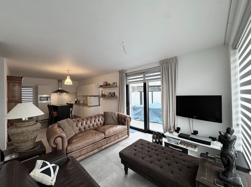 In het gezellige Hoepertingen, een deelgemeente van Borgloon, vinden we dit mooi appartement terug.&lt;br /&gt;
&lt;br /&gt;
Het appartement wordt ingedeeld met 2