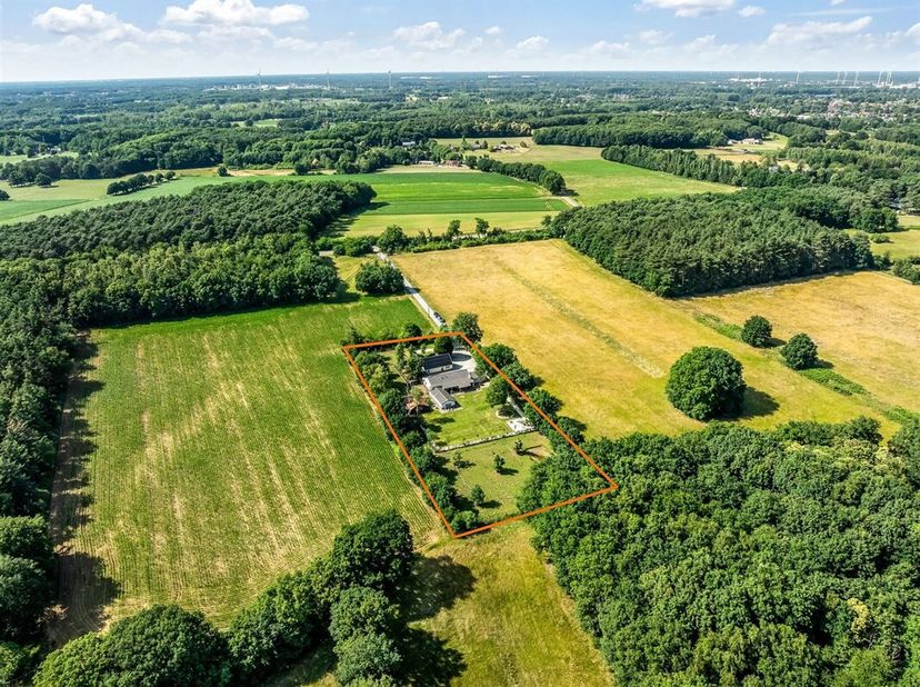 Charmante woning met vijf slaapkamers op uniek gelegen perceel van 6600m².&lt;br /&gt;
Belangrijkste troeven:&lt;br /&gt;
- Uiterst unieke doch rustige ligging&lt;br