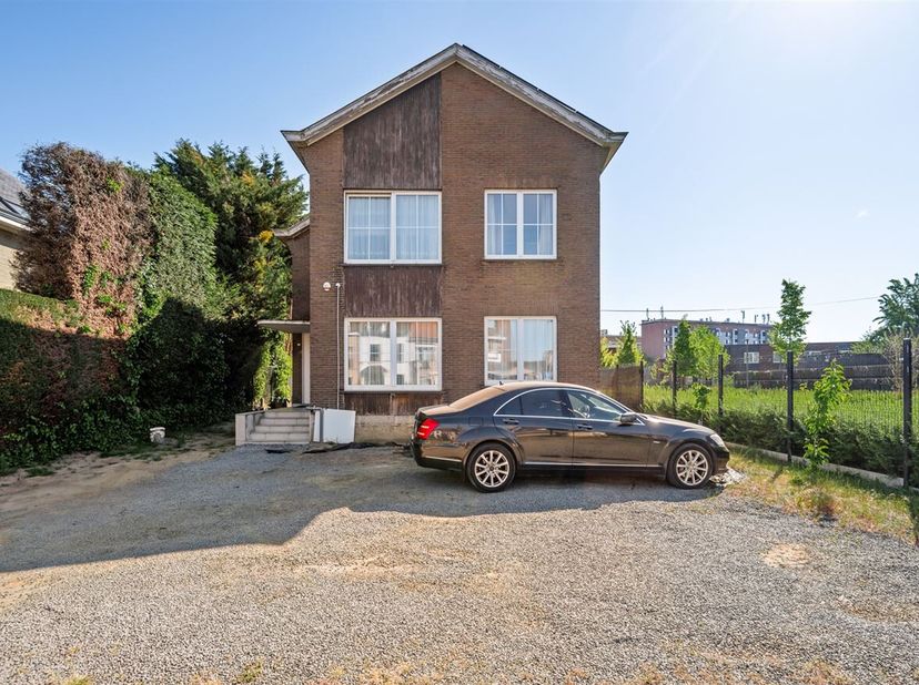 Deze ruime en gezellige woning, gelegen aan de Antwerpsesteenweg in Mechelen, biedt het perfecte kader voor een comfortabel gezinsleven. Dankzij de li