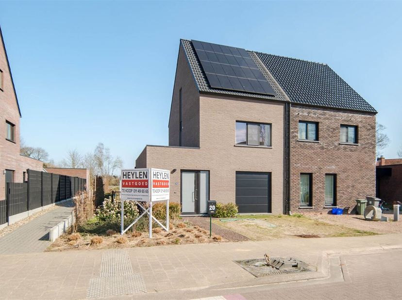 Bij het betreden van de woning kom je in de inkomhal met een apart toilet. Vanuit de inkomhal krijg je toegang tot de woonruimte, die een open indelin