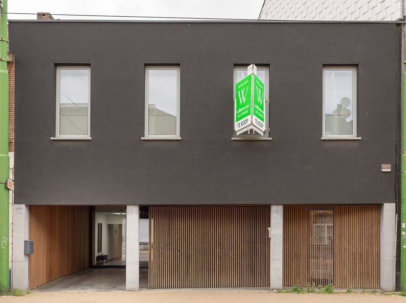 Cette maison rénovée avec soin en 2014 offre un espace surprenant et de multiples possibilités. Elle comprend quatre grandes chambres, un espace profe