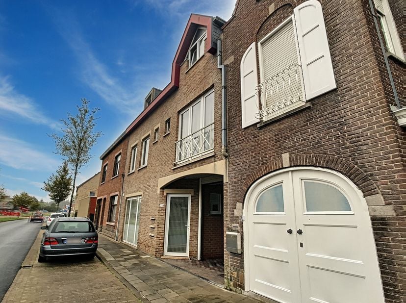 Hedendaags, gerenoveerd en mooi afgewerkt appartement (75m²) met twee slaapkamers, terras en garagebox vlakbij het centrum van Brugge en de Expresweg.