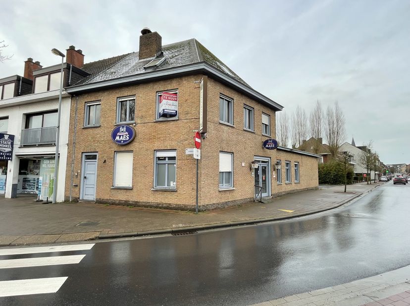 Op het stationsplein van Kortemark wordt deze projectgrond te koop aangeboden.&lt;br /&gt;
Vroeger bevond zich hier een horecazaak.&lt;br /&gt;
Appartementen, eve