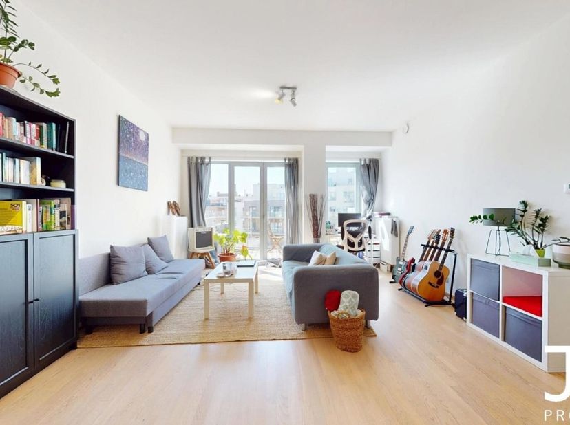 Idéalement situé entre la place Fernand Cocq et la place Flagey, J&amp;J Properties vous propose ce lumineux appartement de 73m²(valeur PEB).&lt;br /&gt;
Situé