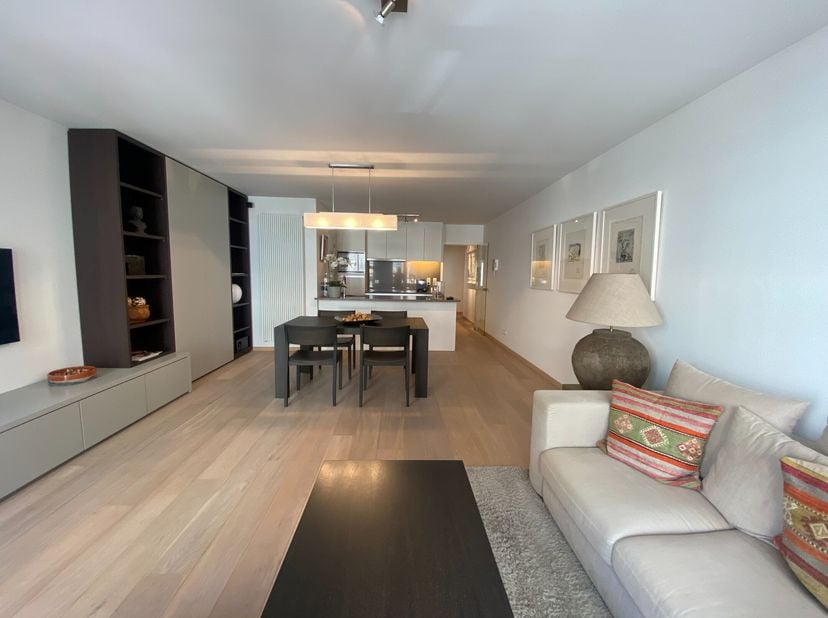 GEMEUBELD - Magnifiek appartement met twee slaapkamers gelegen op de Julius Hostestraat. Op wandelafstand van het strand en de winkelstraten.&lt;br /&gt;
Di