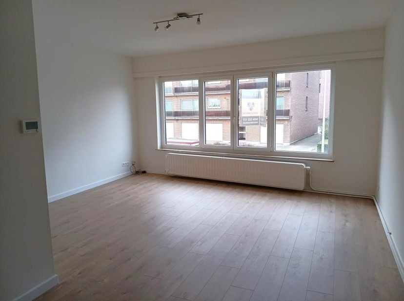 Zonnig en ruim 1 slaapkamer appartement met terras op de eerste verdieping, in een klein gebouw met 2 verdiepingen.&lt;br /&gt;
Het appartement is gerenovee