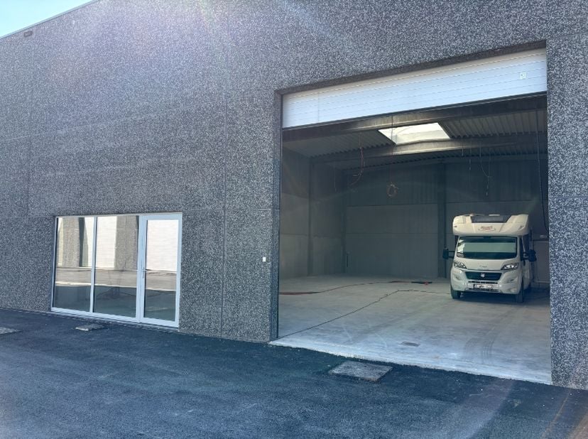 Welkom in bedrijvenpark Terracot, centraal gelegen in Oostnieuwkerke, vlak naast de huidige site van Huro. Met een uitstekende bereikbaarheid naar Roe
