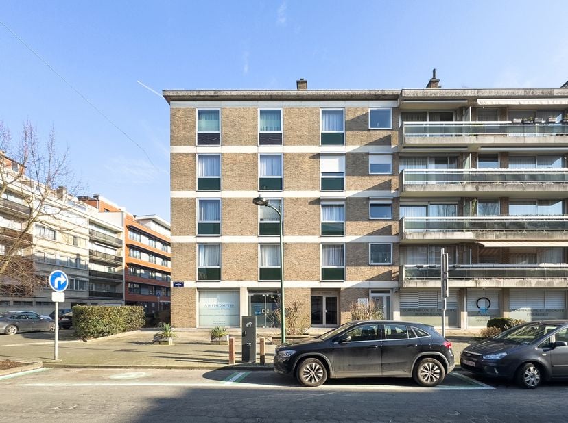 Quartier Karreveld , proche de toutes commodités ( école , magasins , transports en commun ) , Trianon invest vous propose un spacieux appartement de
