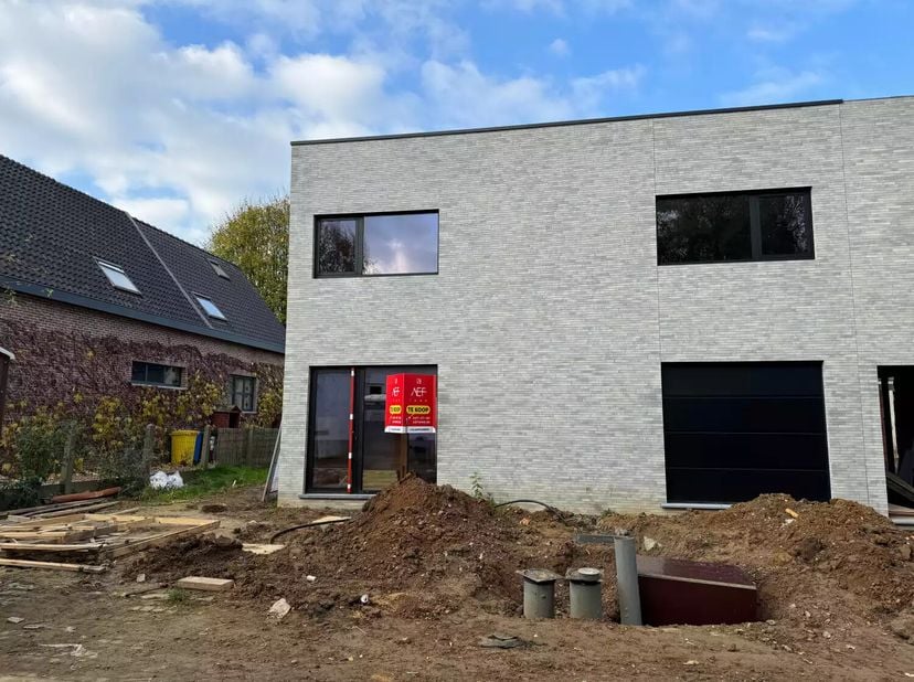 LIVRAISON MARS/AVRIL 2025 ! Cette maison unique avec une largeur de façade de pas moins de 9,33m est située sur 4a 71ca et est super calmement située