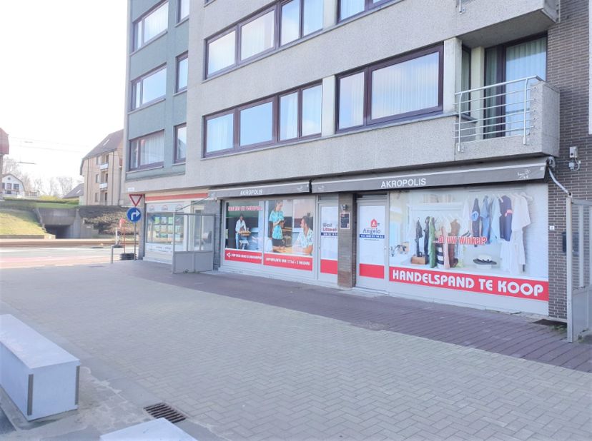 Centraal gelegen handelspand op een commerciële toplocatie in Oostduinkerke-Bad te koop.&lt;br /&gt;
Dit pand is gelegen op de hoek van de Albert I laan en