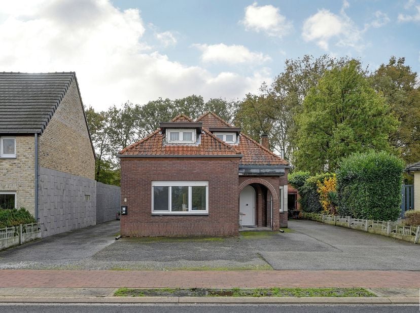 ALGEMEEN:&lt;br /&gt;
Te renoveren tweegezinswoning.&lt;br /&gt;
INDELING:&lt;br /&gt;
 Jeugdlaan 82: gelijkvloers: living, slaapkamer, keuken, met toegang tot kelder e