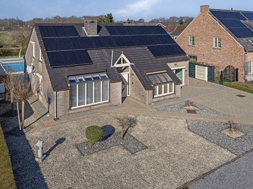 KNAPPE, OPEN BEBOUWING MET BUREEL, 3 À 4 SLAAPKAMERS, ZONNEPANELEN, VEEL OPBERGRUIMTE EN VERWARMD ZWEMBAD OP 8A20CA TE HECHTEL-EKSEL&lt;br /&gt;
Wie op zoek