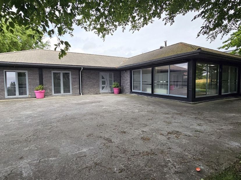 SOUS OPTION - PLUS DE VISITE - Prix: Offre à partir de 225.000 euros, frais d&#039;agence non inclus et à charge de l&#039;acquéreur.&lt;br /&gt;
Villa de plain-pied
