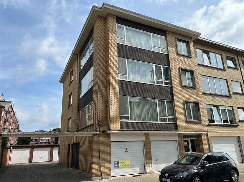 errassend ruim appartement van 128m² met 3 grote slaapkamers en balkon gelegen op de 3de en hoogste verdieping van een klein gebouw met lift.  &lt;br /&gt;
