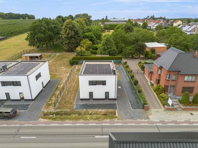 Ligging &lt;br /&gt;
In Alken, vinden we langs de Steenweg ter hoogte van nummer 378 deze knappe nieuwbouwwoning terug. We bevinden ons in een residentiële