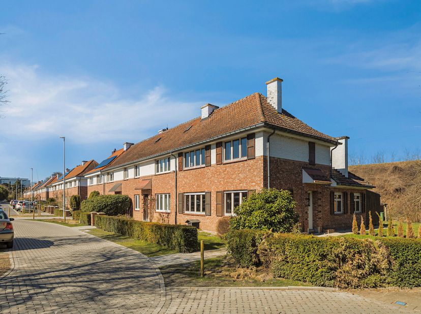 In één van de meest geliefde wijken van Heverlee vind je deze charmante halfopen bebouwing. De woning is gelegen in de recent heraangelegde en uiterst