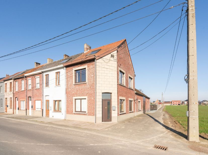 Op zoek naar een woning met potentieel in een rustige, groene omgeving? Deze halfopen bebouwing op een perceel van 810 m² heeft een bewoonbare oppervl