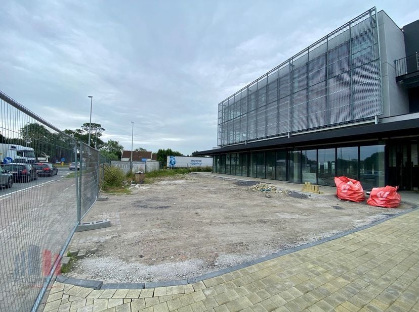 Fenomenaal gelegen nieuwbouw handelspand met een oppervlakte van 343m² (uitbreidbaar tot 1.302 m²) te huur langs de bedrijvige Ieperse Steenweg, vlak
