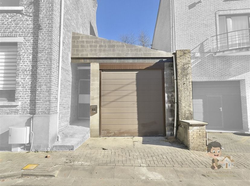 Garage spacieux de 74 m² à Fleurus  Portière électrique &lt;br /&gt;
À la recherche dun espace sécurisé et pratique pour votre véhicule ou du stockage suppl