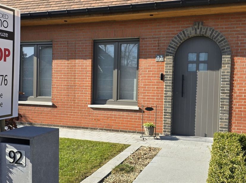 Gelegen op een boogscheut van de erfgoedsite Transfo aan het kanaal Bossuit-Kortrijk,&lt;br /&gt;
Deze knap gerenoveerd gezinswoning met 3 slaapkamers.&lt;br /