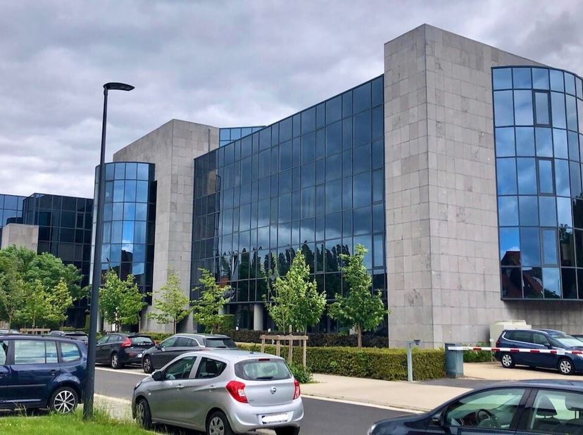 Kantoor (377 m²) in modern gebouw gelegen langs de E40 en de R4 te Gent-Zwijnaarde. Het kantoor bevindt zich bij het technologiepark van Zwijnaarde en