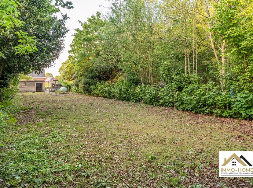 Deze te renoveren woning bevindt zich in landelijk gebied, met veel groen in de directe omgeving. Vooraan de woning bevindt zich een leefruimte en een