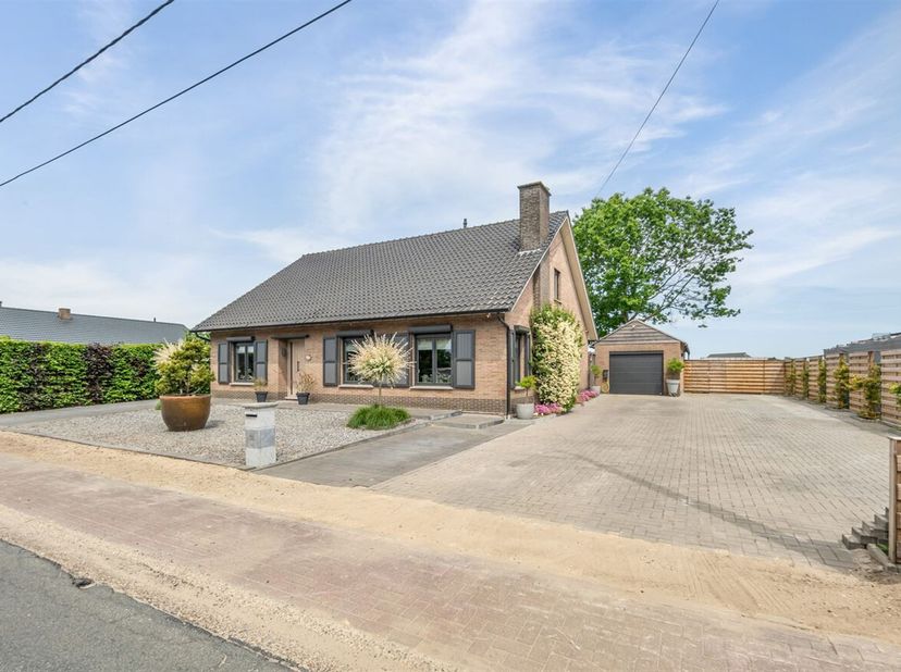 Deze instapklare woning is rustig gelegen nabij de Nederlandse grens. &lt;br /&gt;
Deze charmante woning werd in 2020 volledig gerenoveerd en is instapklaar